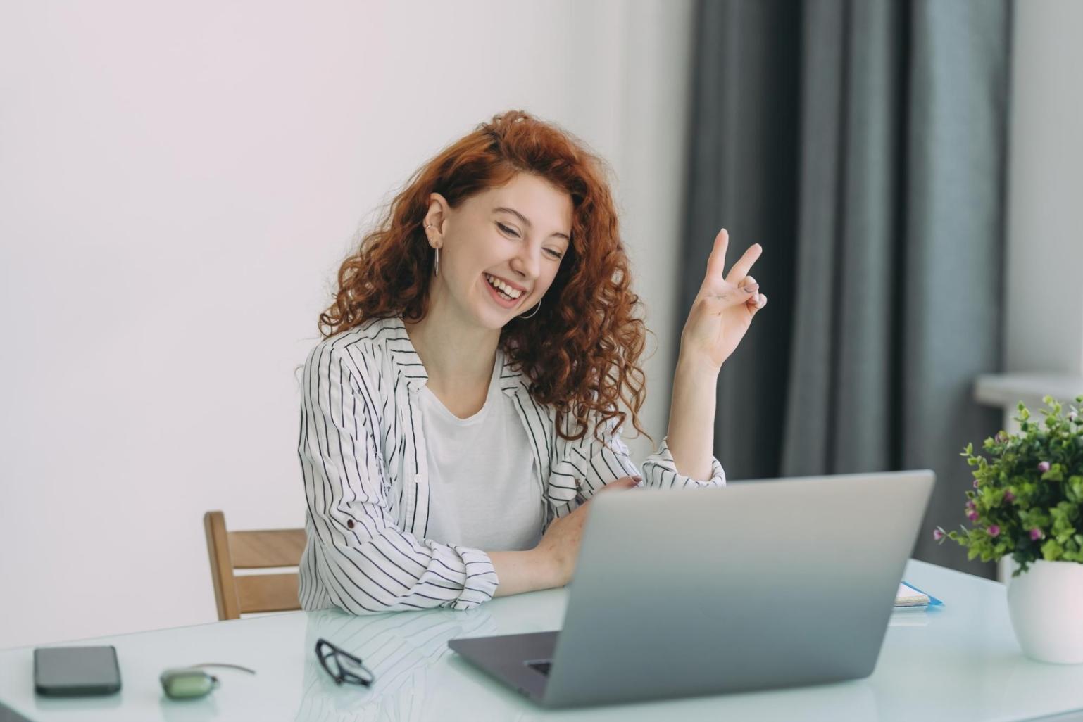 SEO-Analytics-Studienmaterialien mit visuellen Daten und Berichten